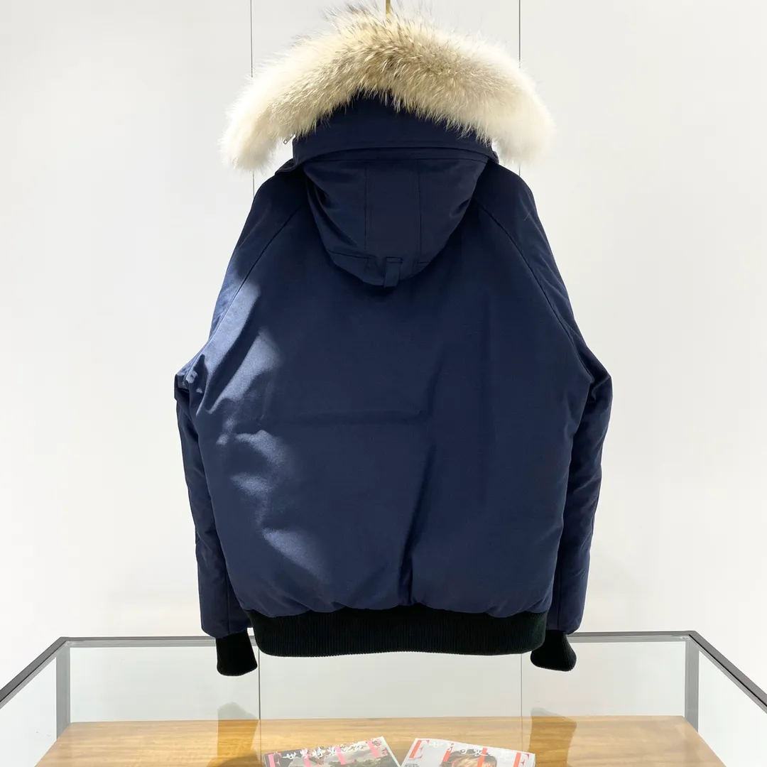 P760 Canada goose/Canada Goose 01 Couple Expedition Parka Down Jacket, authentic original version, you need to compare with the original to check it out at any time, all accessories are customized from the original factory 💯The softness and hardness of the fabric is compared with the original, and it can be restored by kneading at will (fabric misunderstanding: Fabrics with high hardness are not waterproof. Only when you buy the latest authentic version this year will you notice the softness and comfort of the fabric) 💯The down is synchronized with the authentic white duck down, fluffy and not lumpy. Electronically controlled velvet filling machine 💯Customized zippers with authentic YKK military-grade copper core zipper pullers, high hardness and no jamming 💯The fur collar is purchased from Western Canada coyote skin original customization 💯All workmanship and wiring are controlled by workers with more than ten years of experience. They must be horizontal and vertical, and are not allowed to twist. The inner wiring density is more sophisticated. Feel free to compare 💯Big goose label Collar label Washed label Hangtag Zipper cord Pocket label Back label, collar velvet, Velcro fasteners, cuffs, all details are updated simultaneously with genuine products. The best version, the most complete color matching, all kinds of battle products. Color: off-white, black, charcoal gray, navy blue, red, blue. Size: XS-XXL